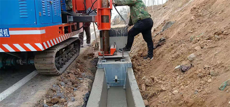 梯形公路排水溝滑模機施工現(xiàn)場